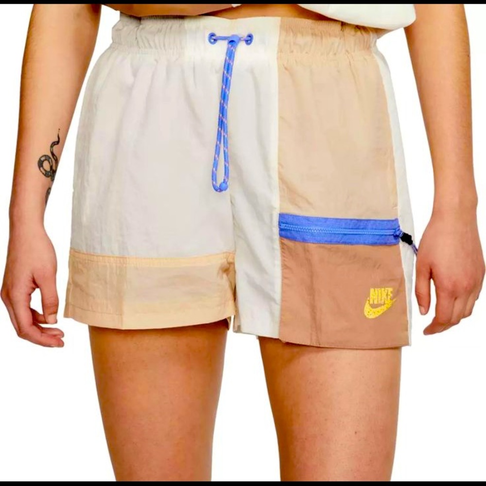 Nike Women's Sportswear Icon Clash Get Outside Shorts